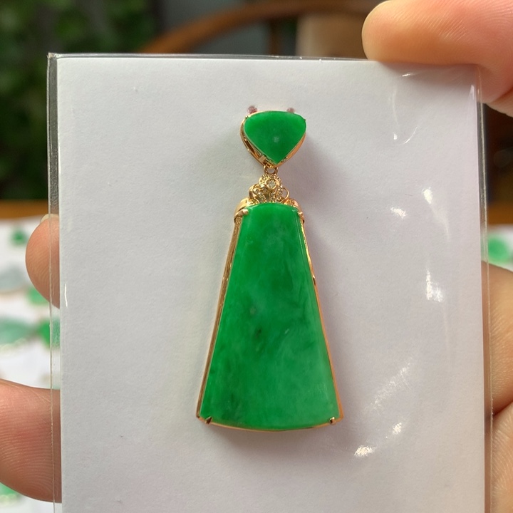 翡翠18K金镶嵌颈饰翡翠吊坠