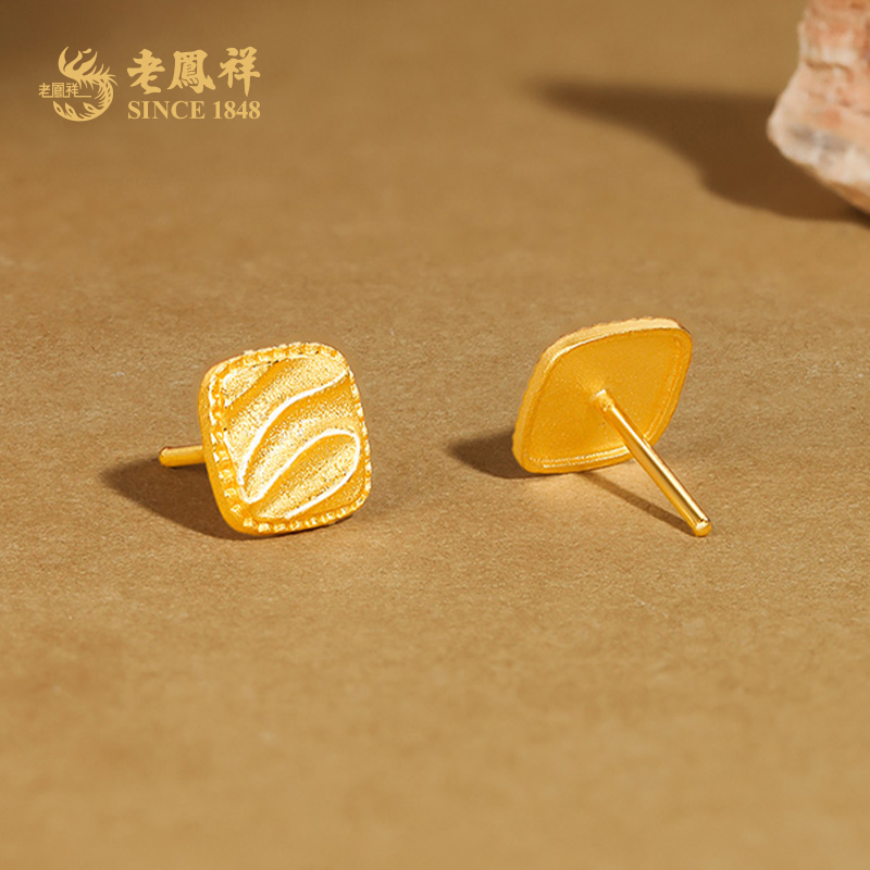 老鳯祥时尚百搭款足金精品5G小方糖耳钉丝滑流金送女友老婆*商城