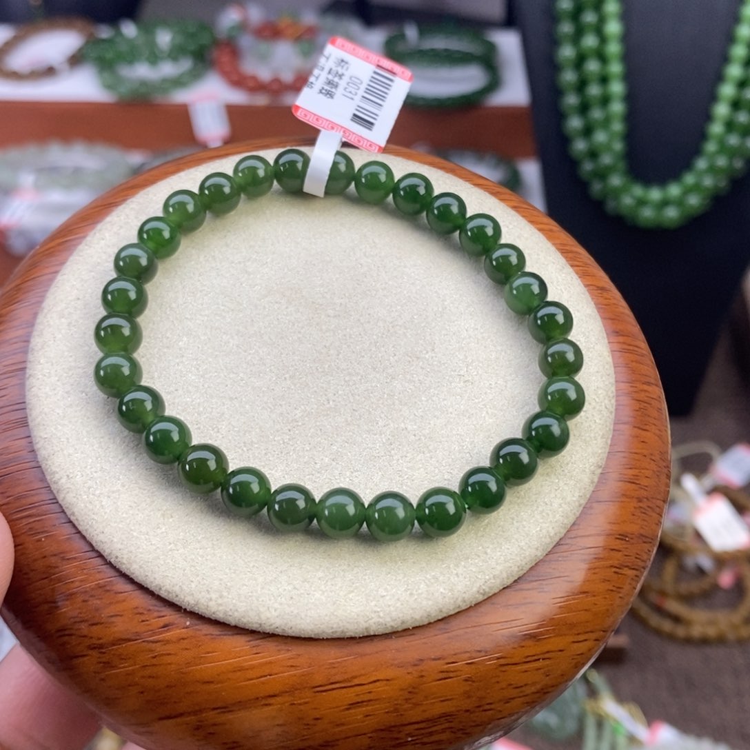 和田玉手串未镶嵌辣绿卡6