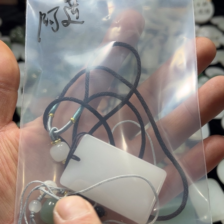 石英质玉未镶嵌颈饰