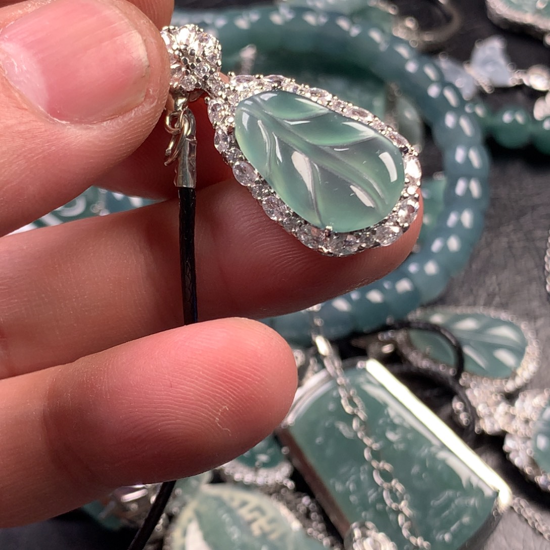 翡翠未镶嵌颈饰冰晴芭蕉叶