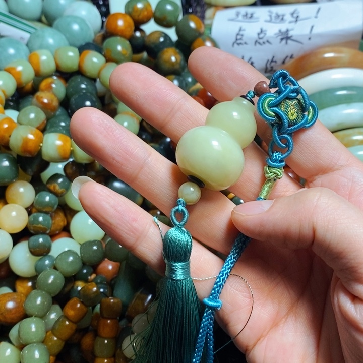 透闪石质玉颈饰未镶嵌