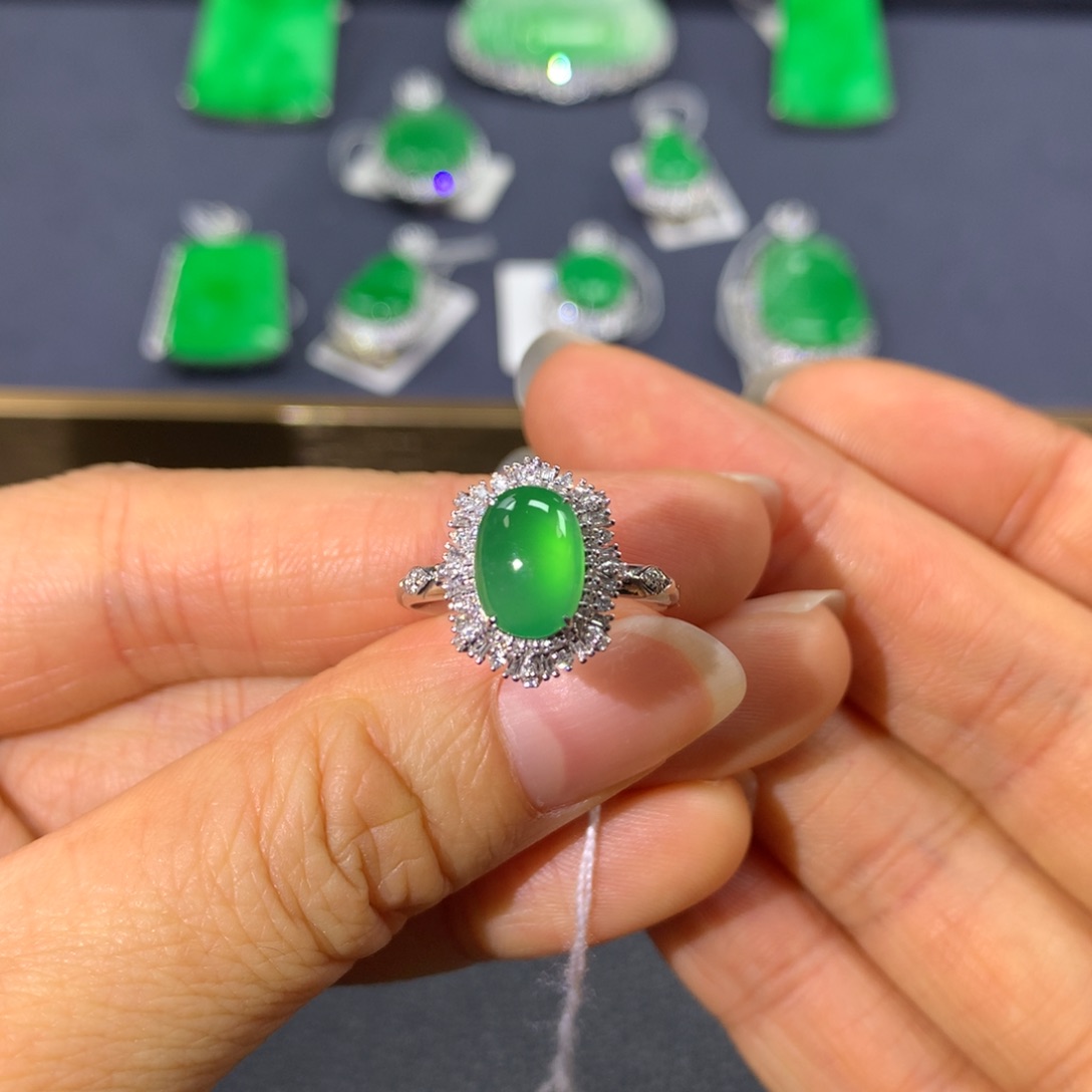 翡翠戒指18K金镶嵌翡翠