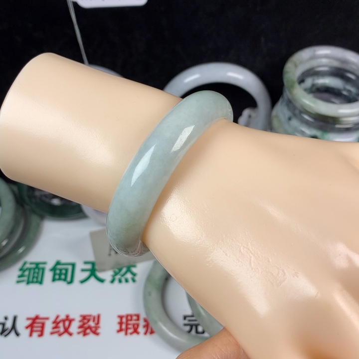 翡翠未镶嵌手镯18号。 54圈贵妃正圈52