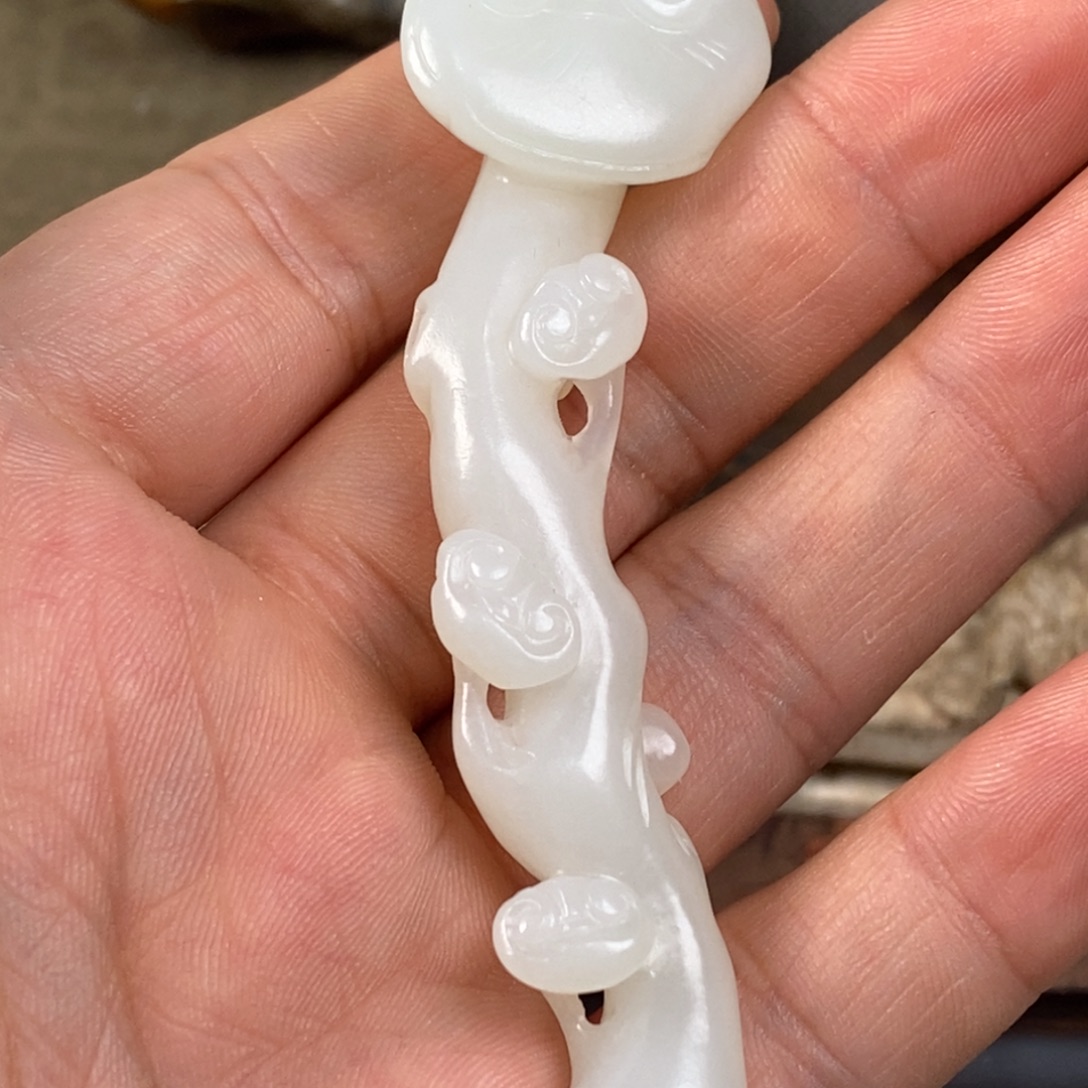 山***峰非常精美得脖挂件