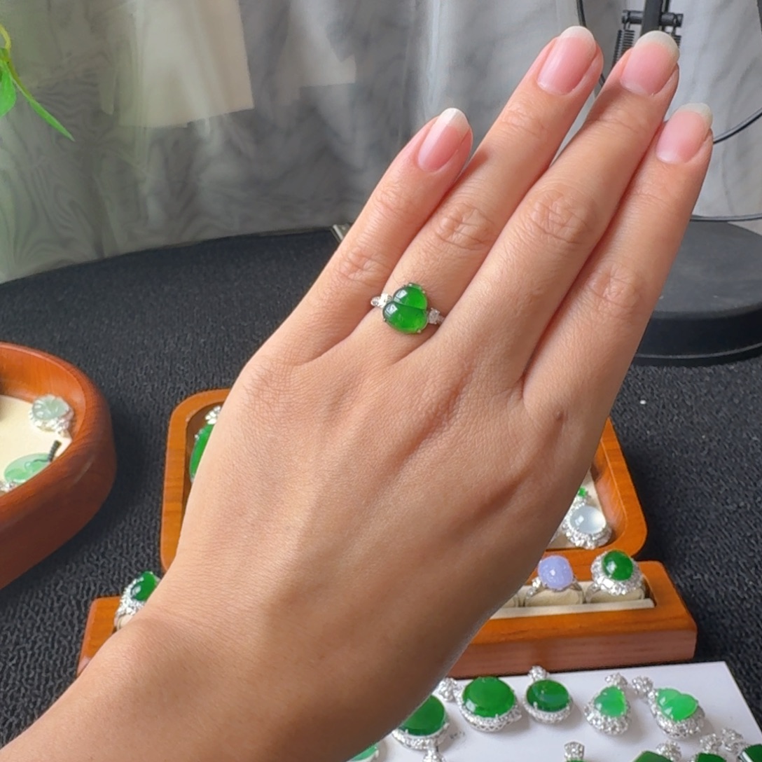 18K金镶嵌戒指翡翠戒指