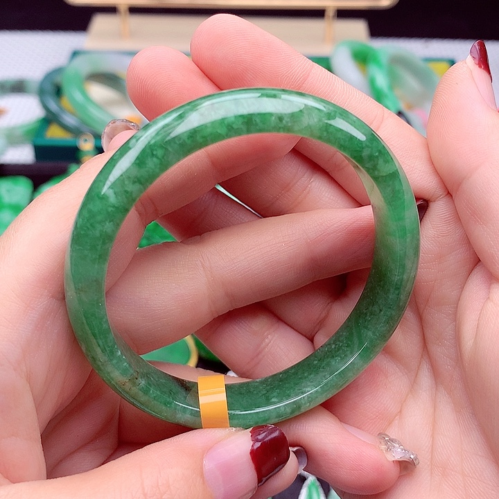 翡翠手镯未镶嵌翡翠