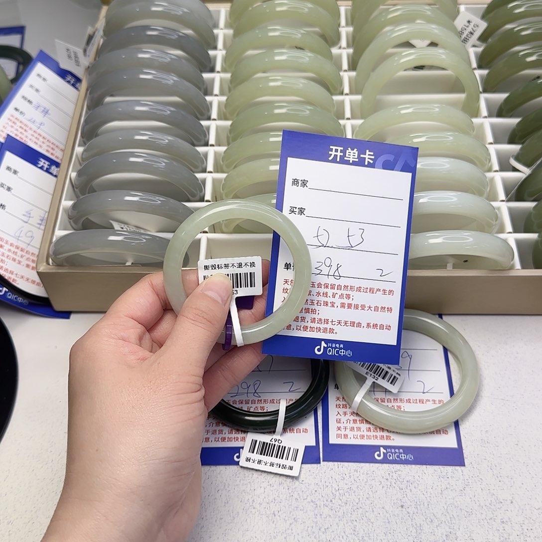 和田玉未镶嵌手镯