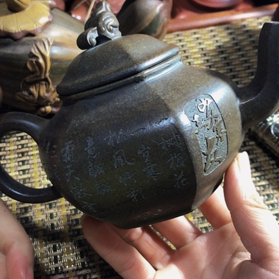 紫砂茶壶原矿泥料手工制作的紫砂壶。