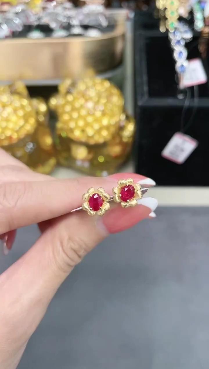 18K金镶嵌红宝石耳饰花朵