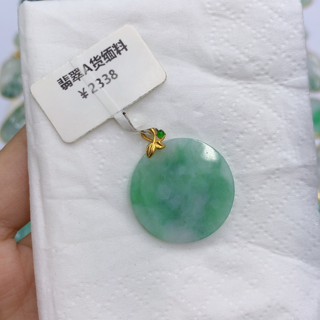 翡翠18K金镶嵌颈饰般*?翡翠