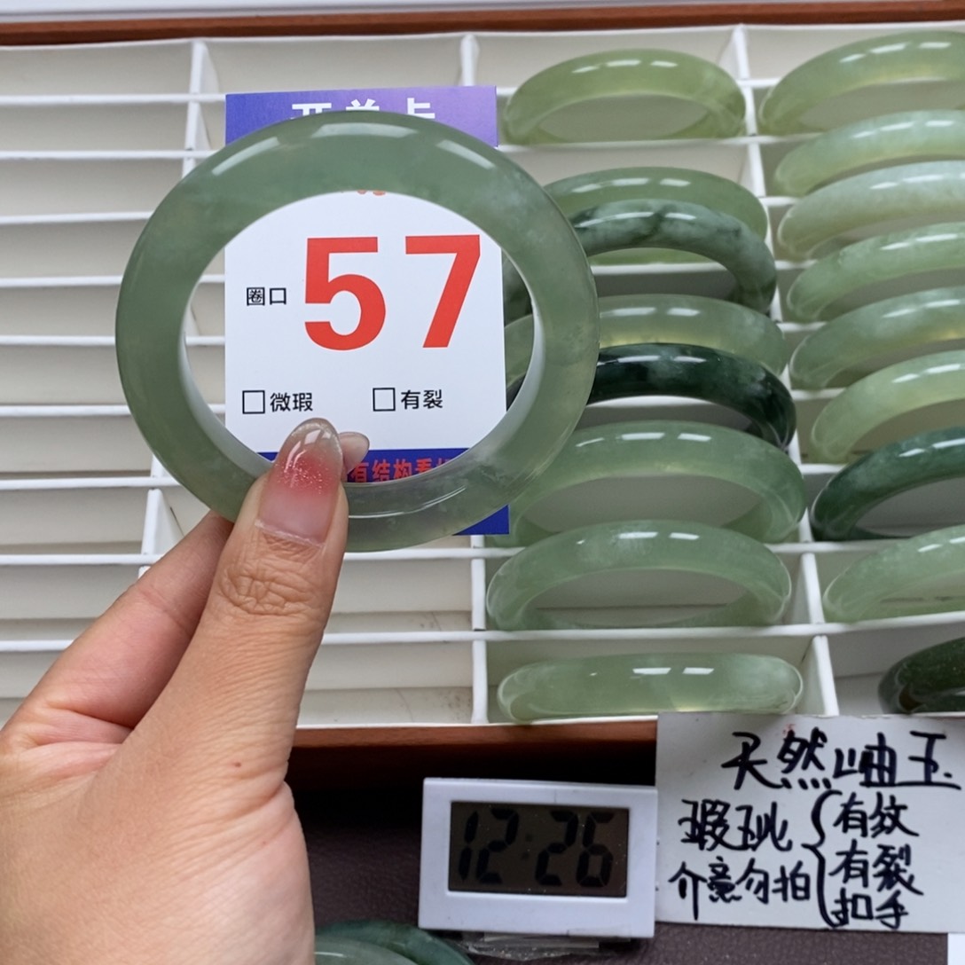 岫玉手镯未镶嵌我