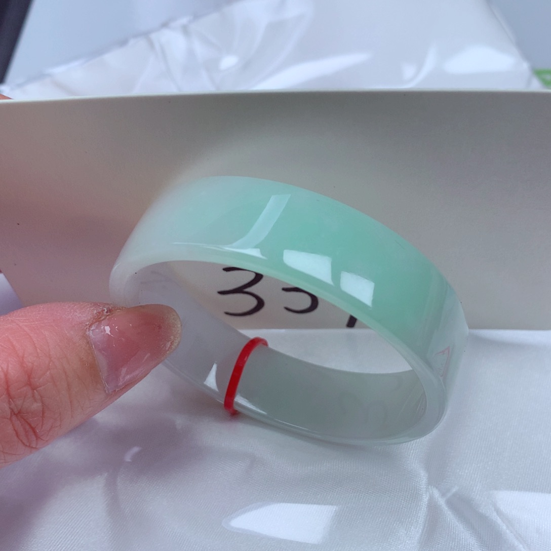 翡翠手镯未镶嵌翡翠