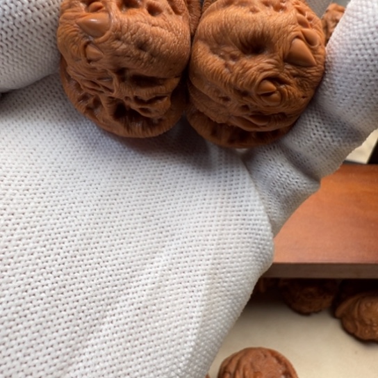 把件核桃咘***肉36尺白狮子雕刻吞噬