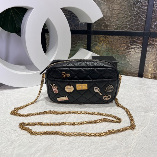 95新 Chanel/香奈儿 Chanel黑色2.55徽章款相机包 24120133-03