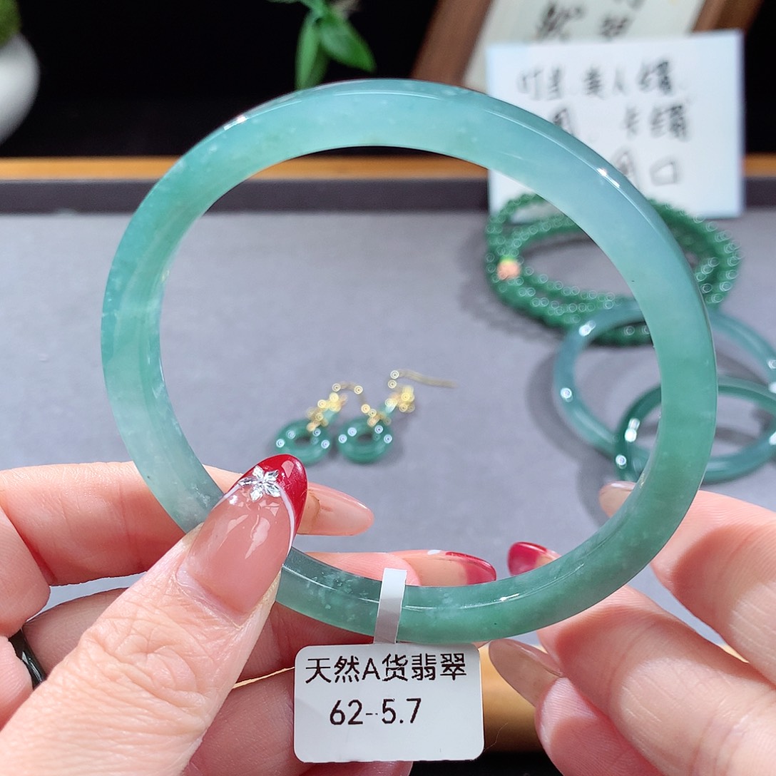 翡翠手镯（圆镯）未镶嵌