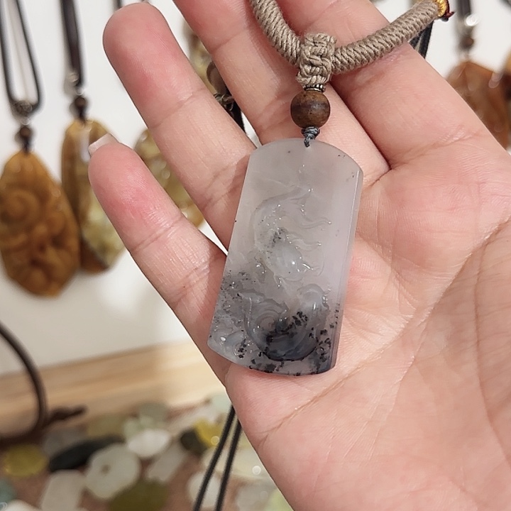 岫玉合金颈饰连年有余