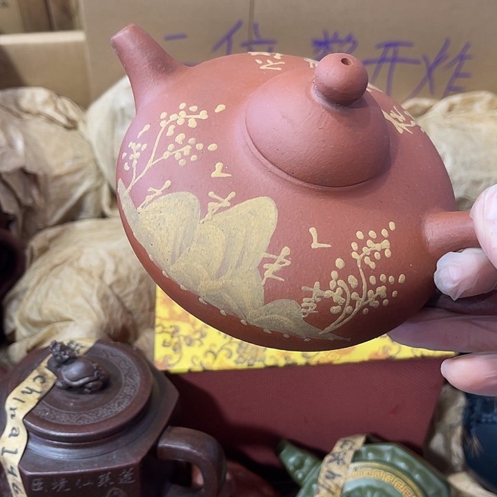 茶壶紫砂原矿泥料，手工制作的一把紫砂壶。