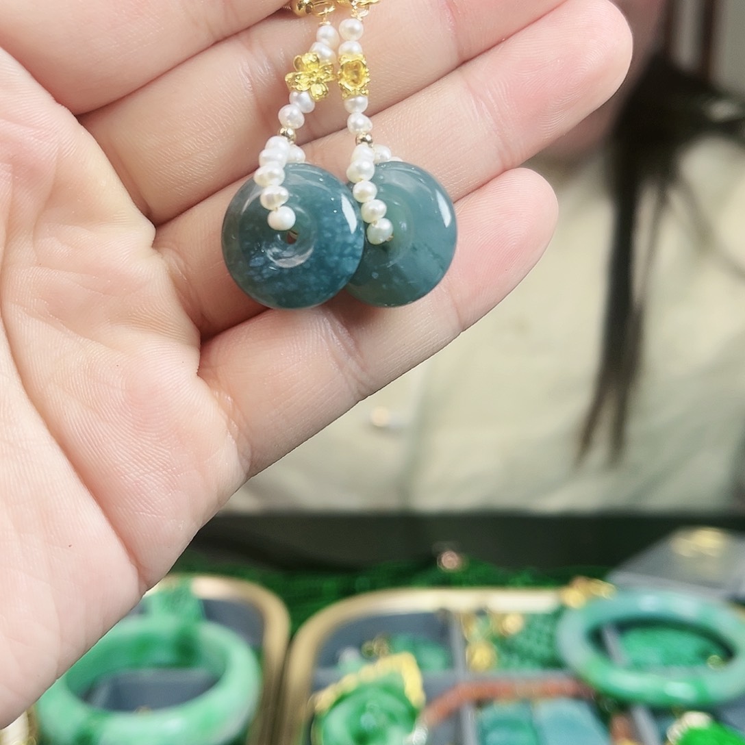 翡翠颈饰未镶嵌耳饰