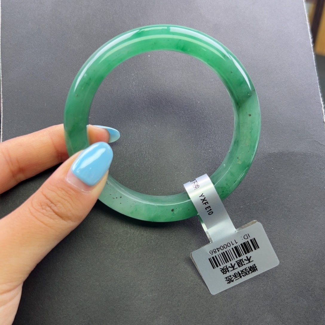 石英质玉未镶嵌手镯+周周57