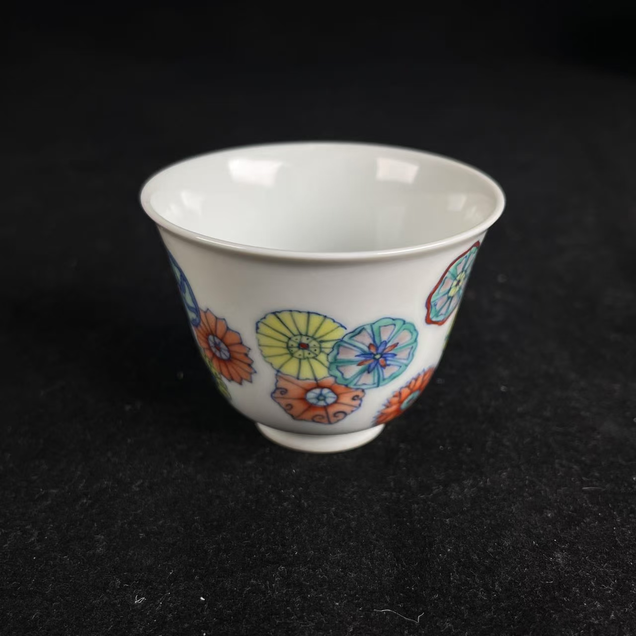 斗彩皮球花卉纹杯