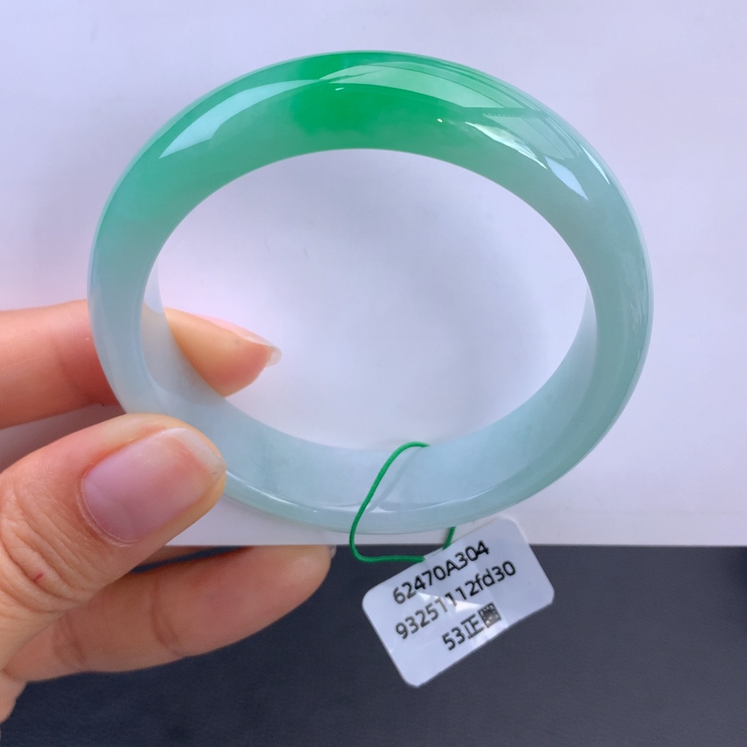 翡翠未镶嵌手镯细糯化阳绿手镯（棉纹）