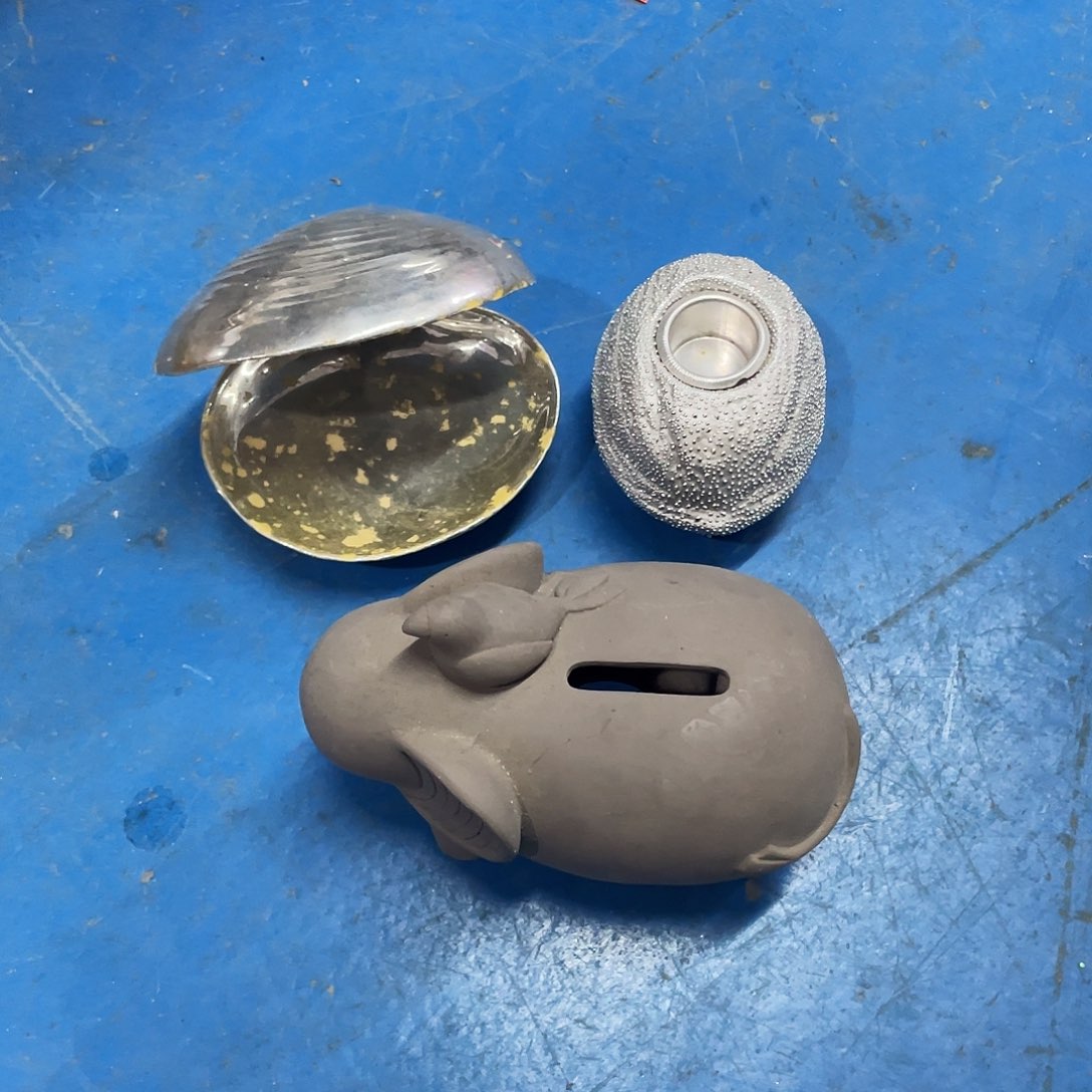 摆件拂*  磕碰。 封釉。     