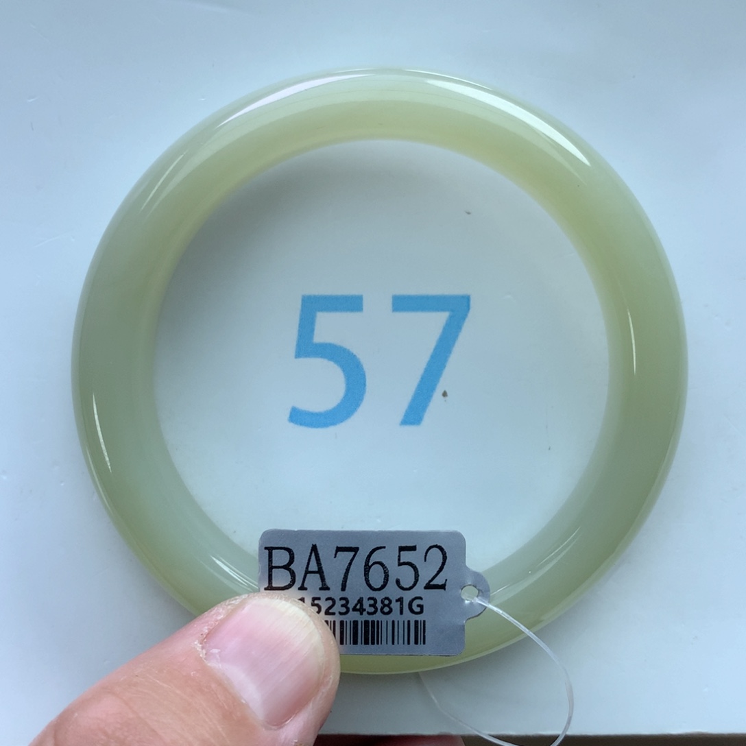 和田玉手镯未镶嵌一***?