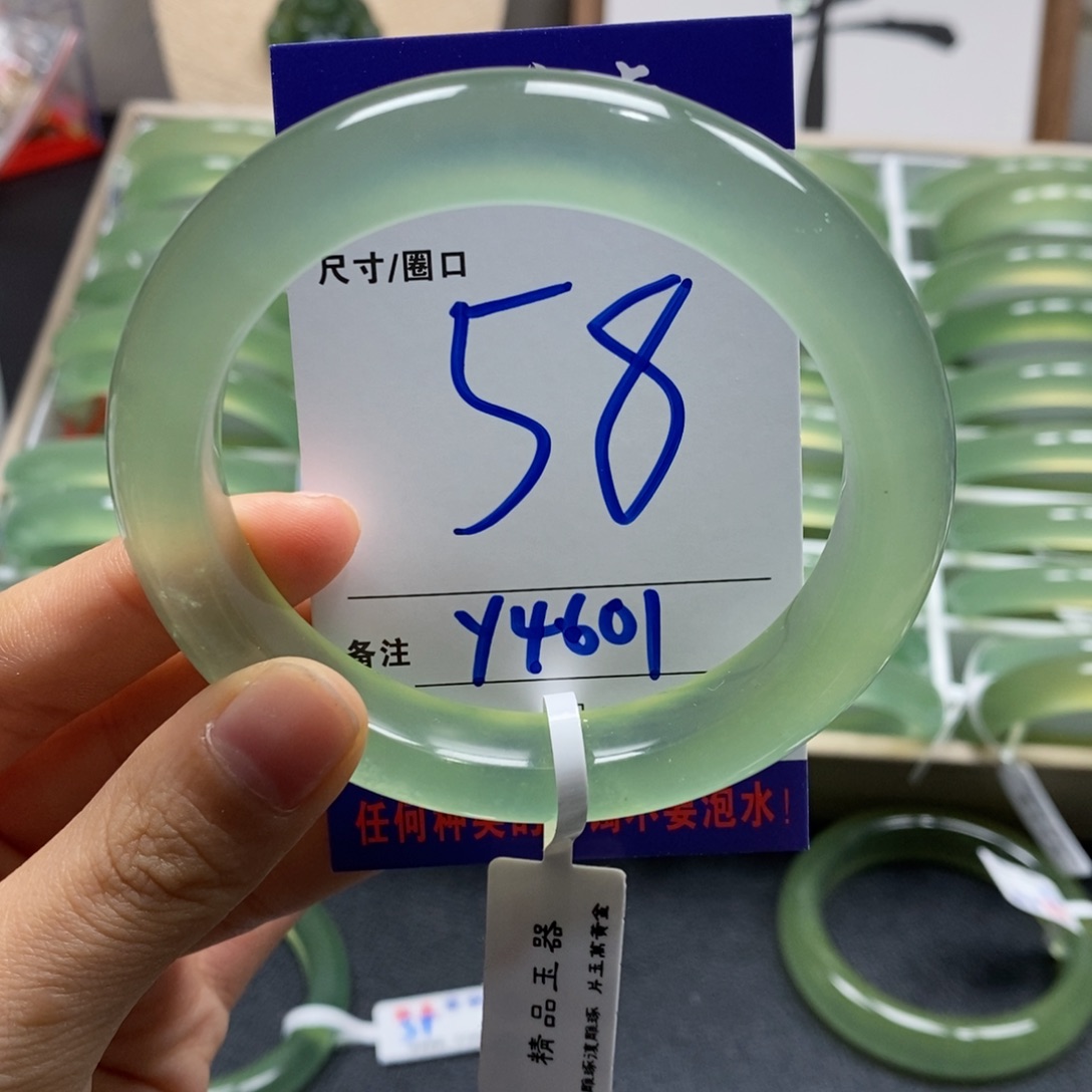 蛇纹石玉手镯未镶嵌张*蹦