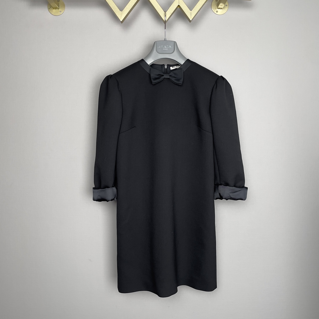 全新未使用 MIU MIU/缪缪 女士蝴蝶结连衣裙，小黑裙礼服149623