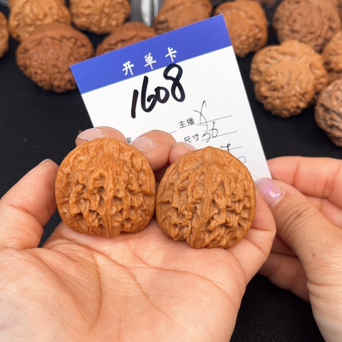 文玩核桃吊坠天地36尺。 1608