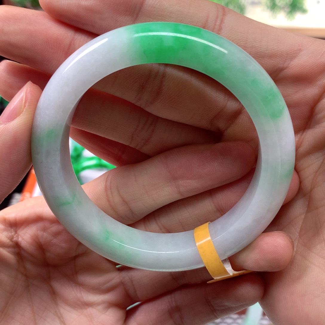 翡翠手镯未镶嵌谜****人缅甸翡翠