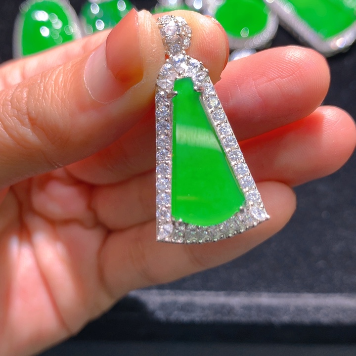 翡翠银S925镶嵌颈饰一个