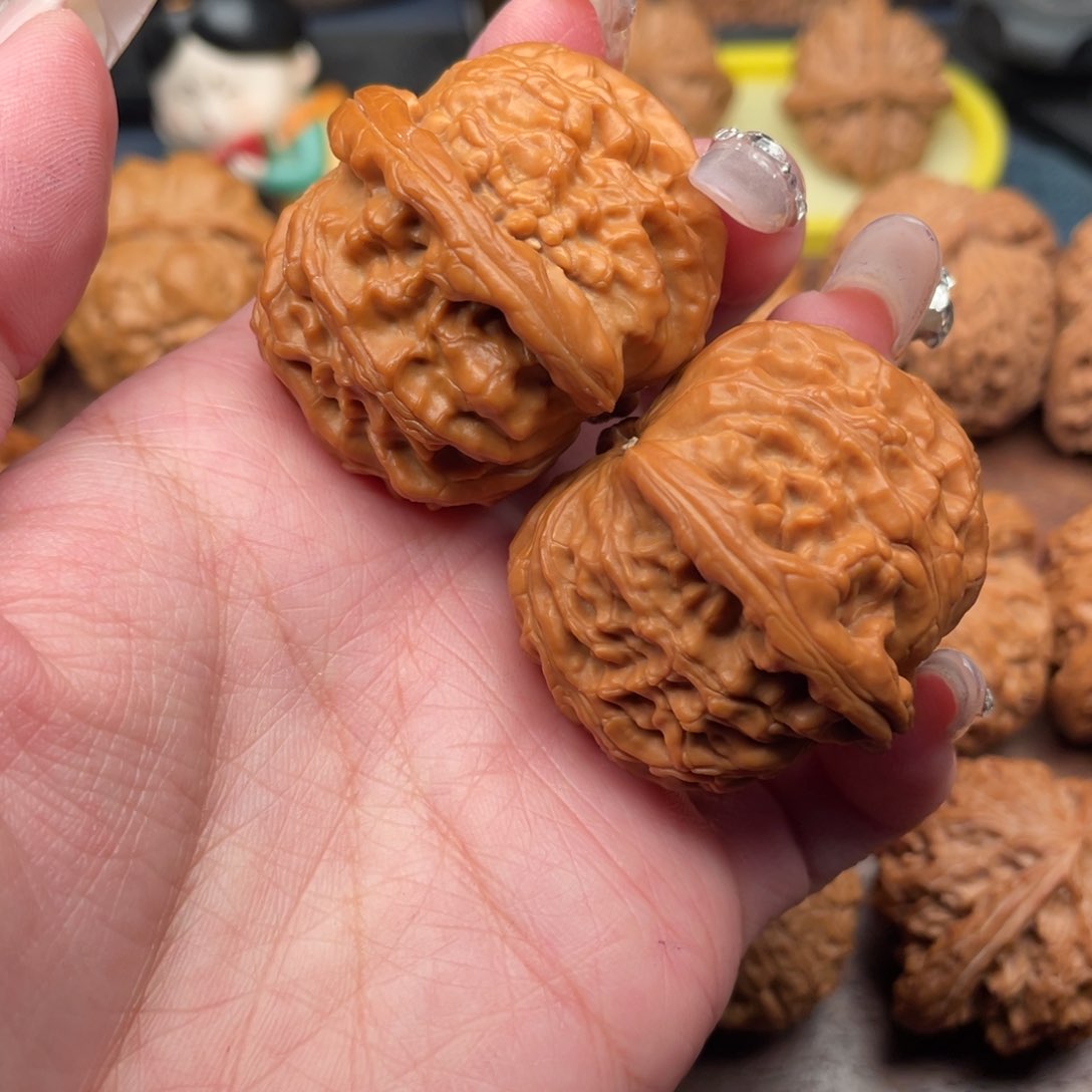 文玩核桃吊坠红皮球白38.5