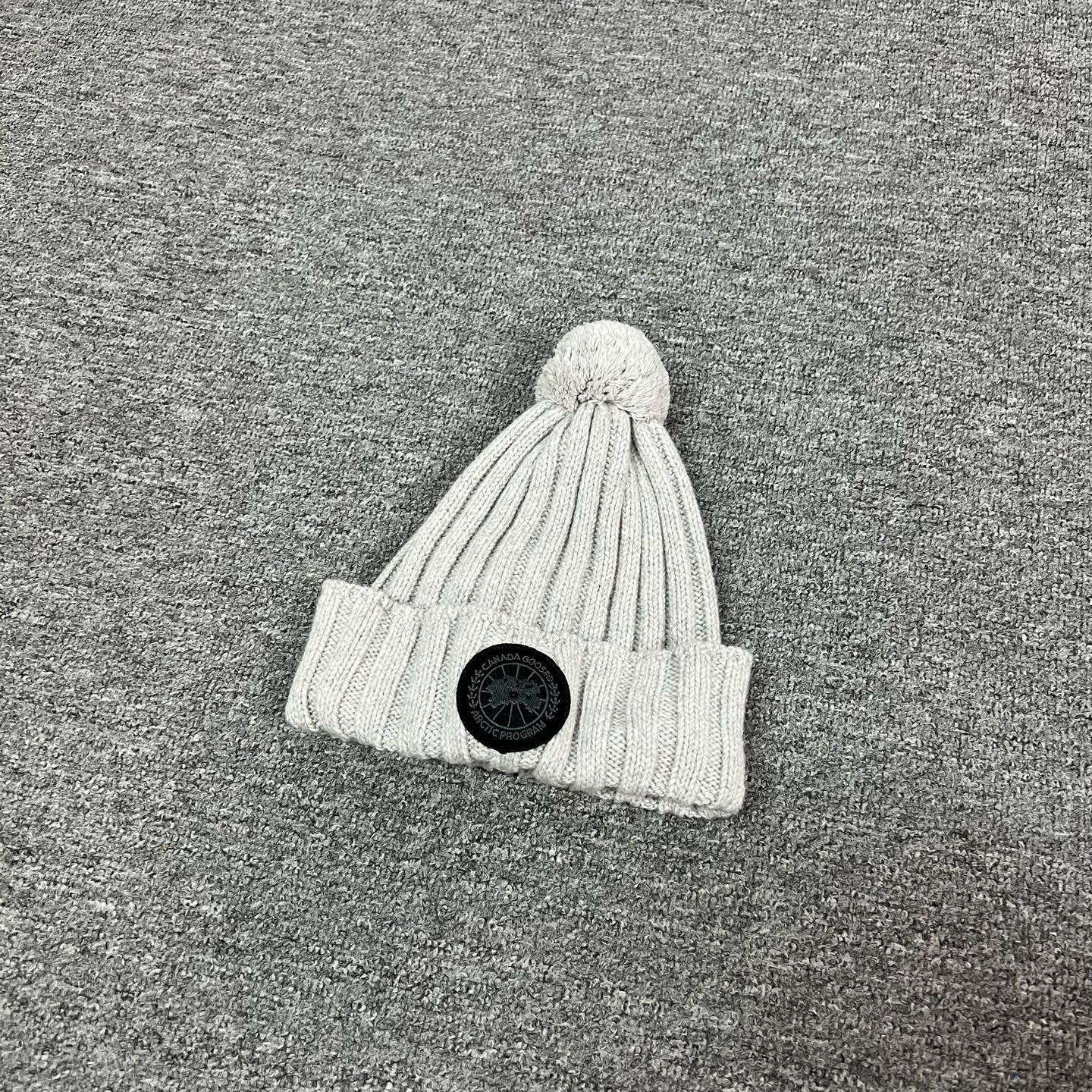 99新 AMIPARIS Canada Goose 加拿大鹅 经典Logo 毛球冷帽 99新 