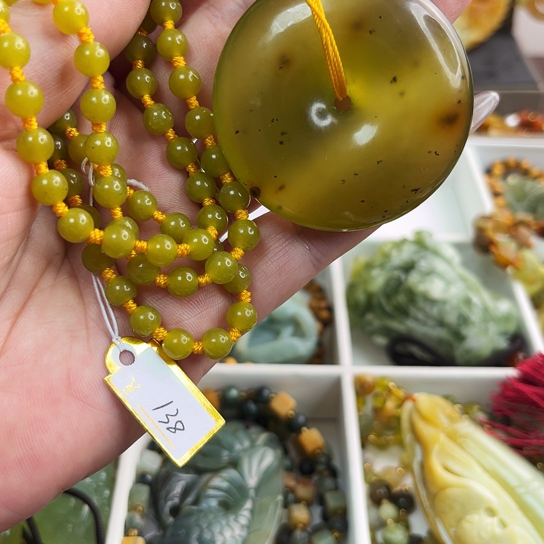 蛇纹石玉颈饰未镶嵌