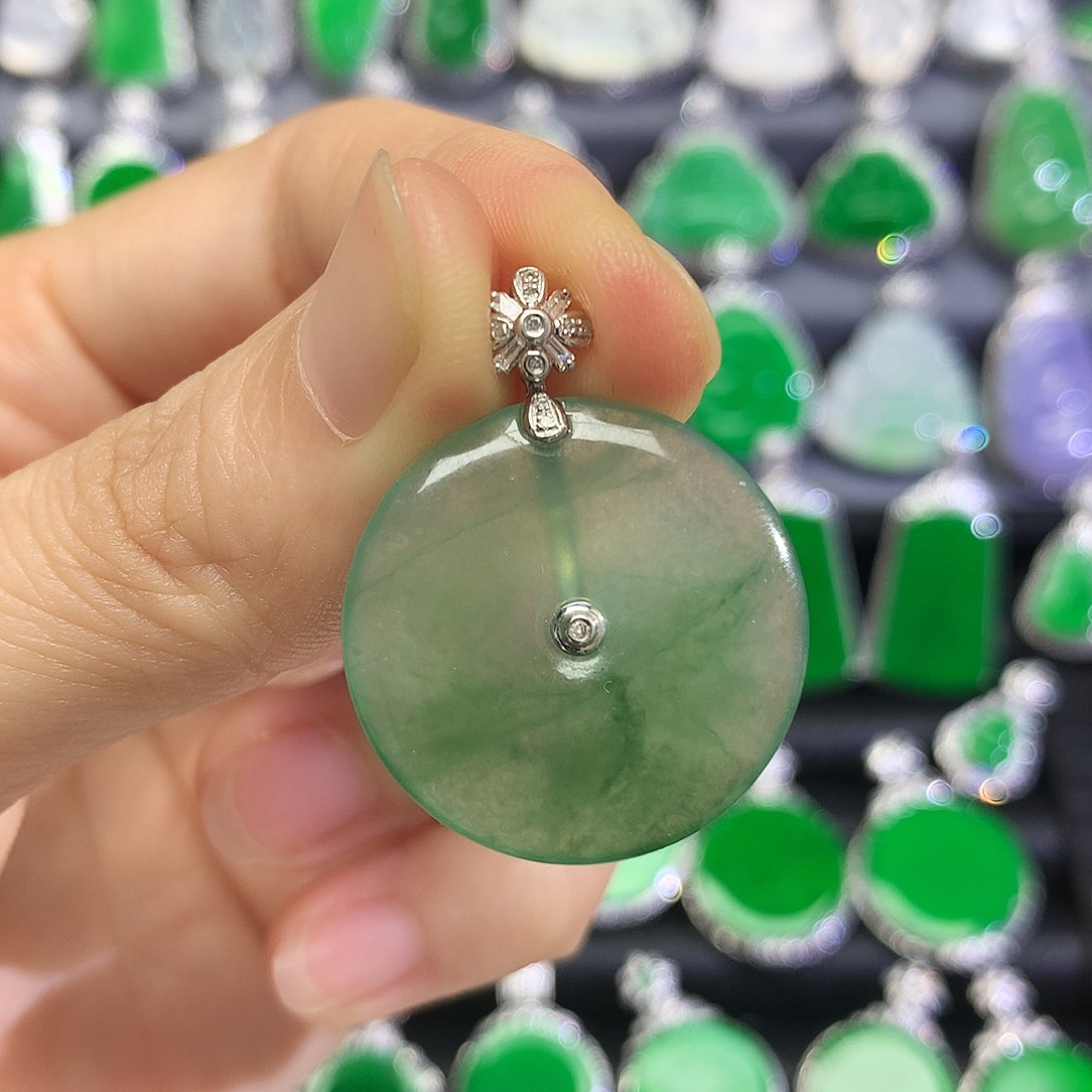 翡翠18K金镶嵌颈饰吊坠