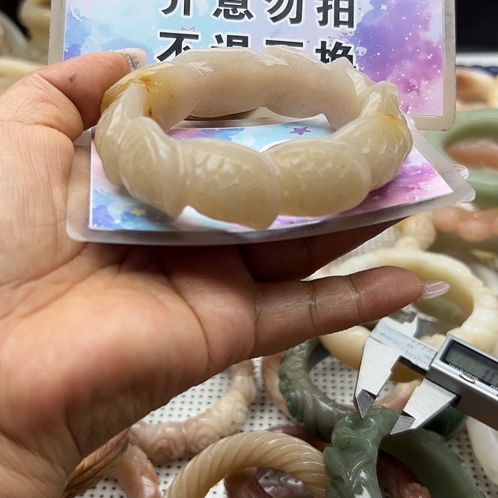 未镶嵌手镯石英岩玉