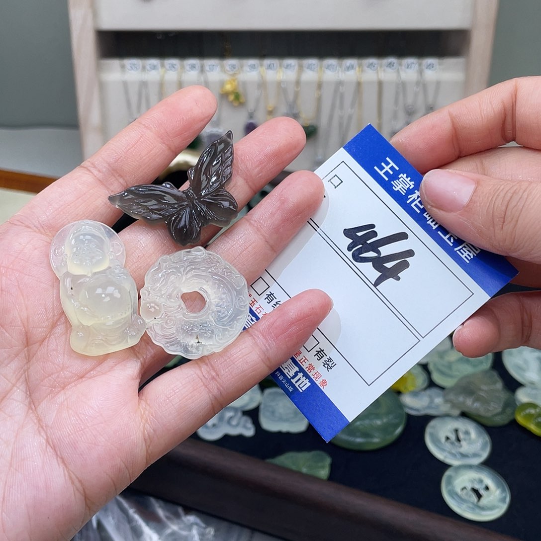 鱼***鱼岫玉未镶嵌吊坠吊坠