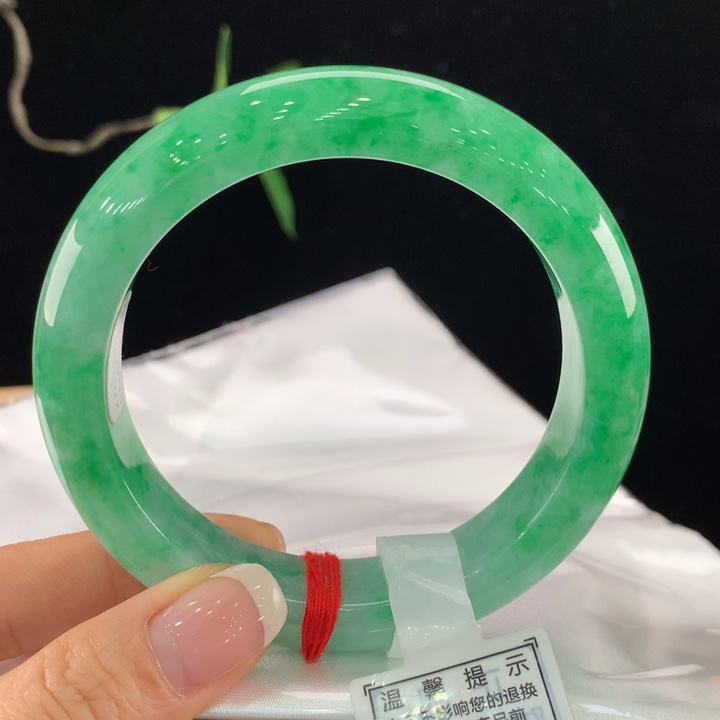 翡翠手镯未镶嵌满*飞第二笔20000，总价60000