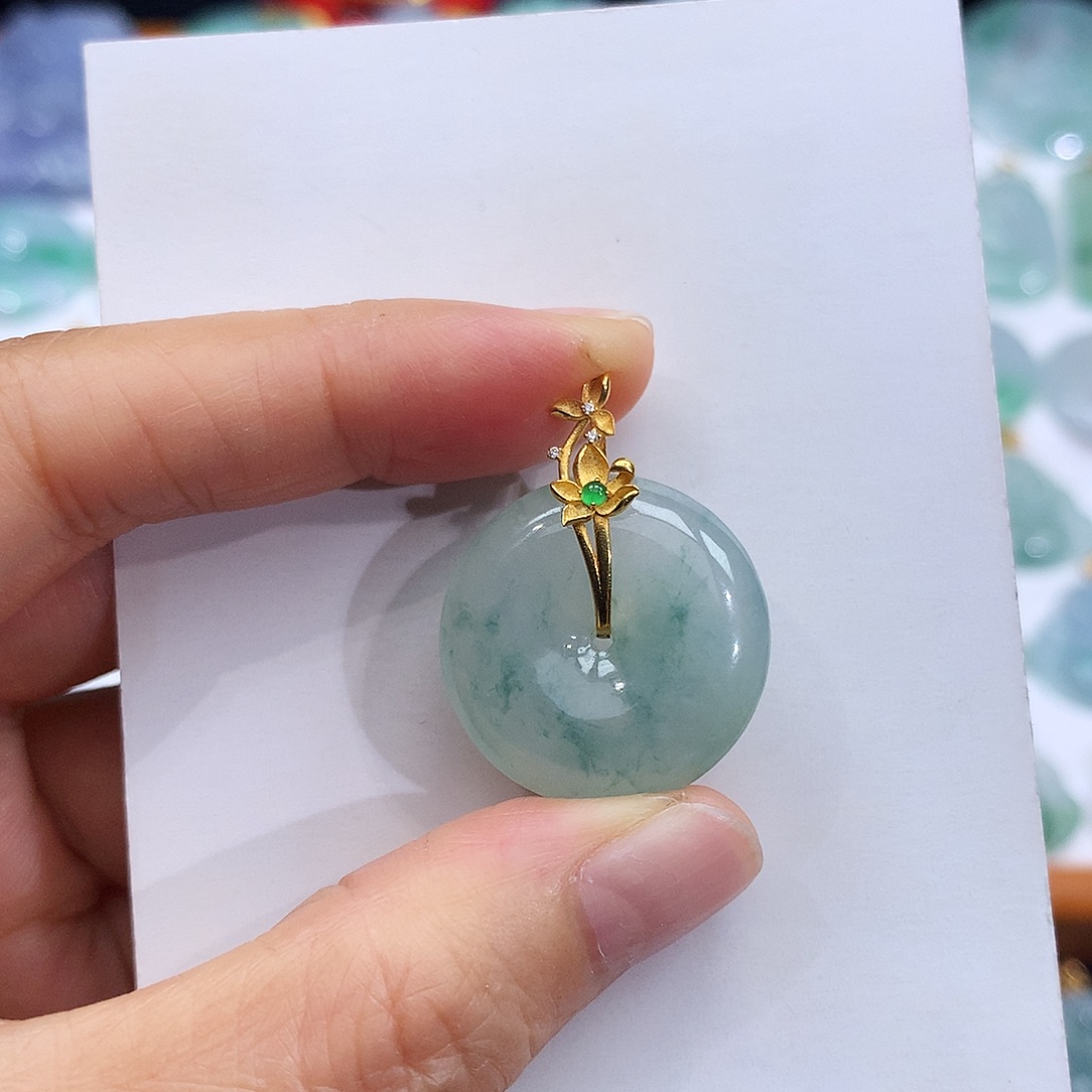 翡翠18K金镶嵌颈饰翡翠吊坠