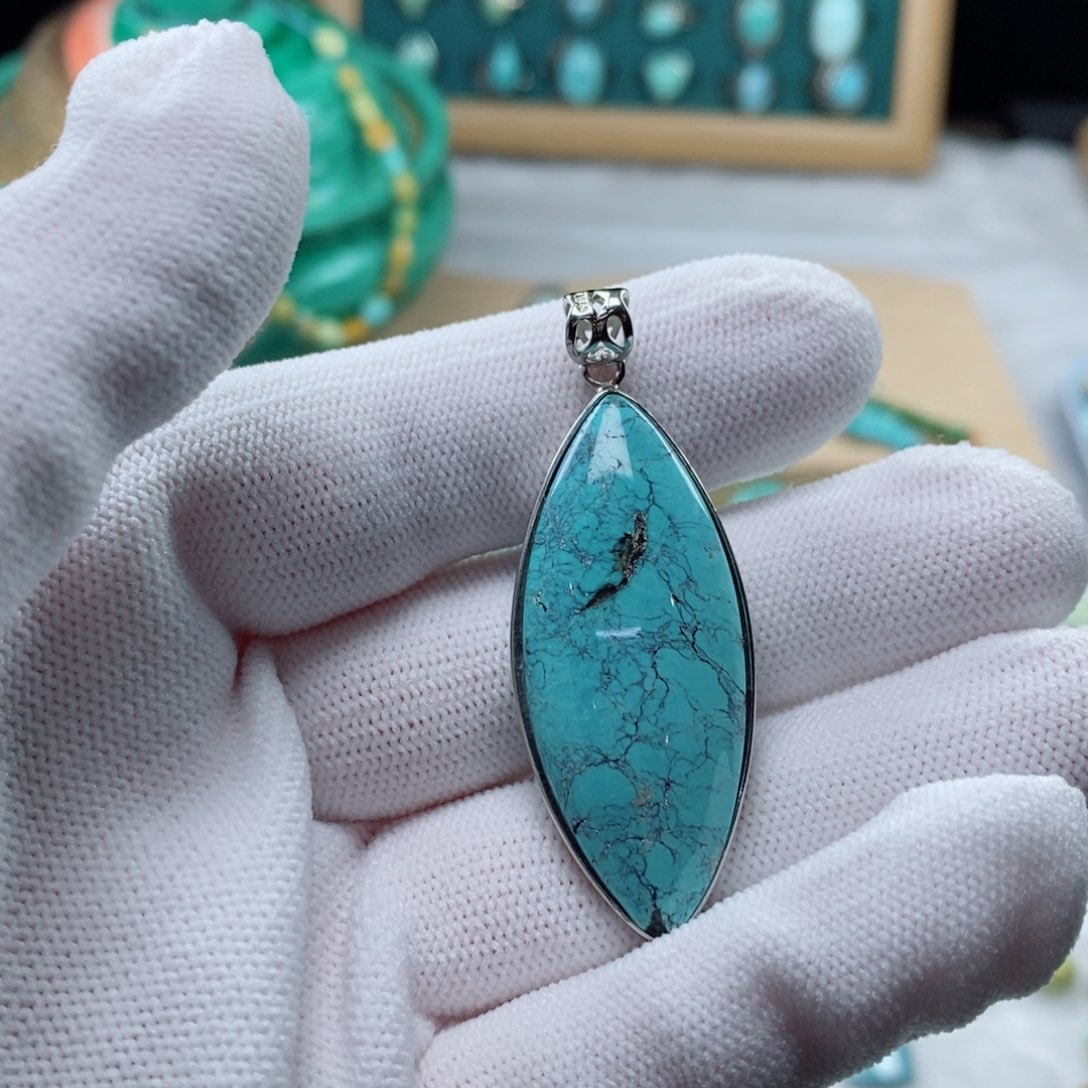 绿松石颈饰未镶嵌以***?