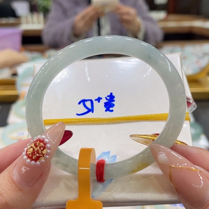 翡翠手镯未镶嵌翡翠