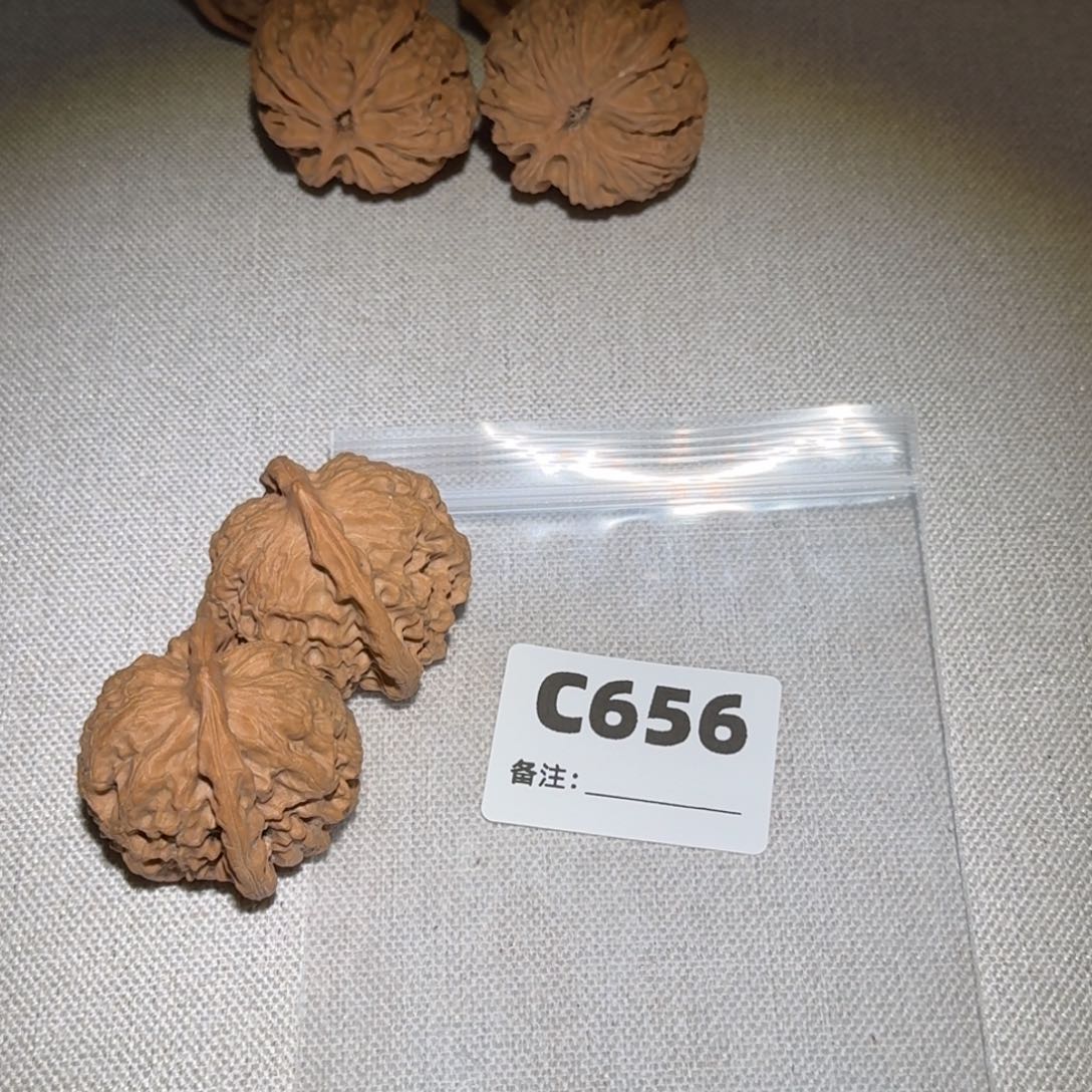 文玩核桃吊坠梨木台656