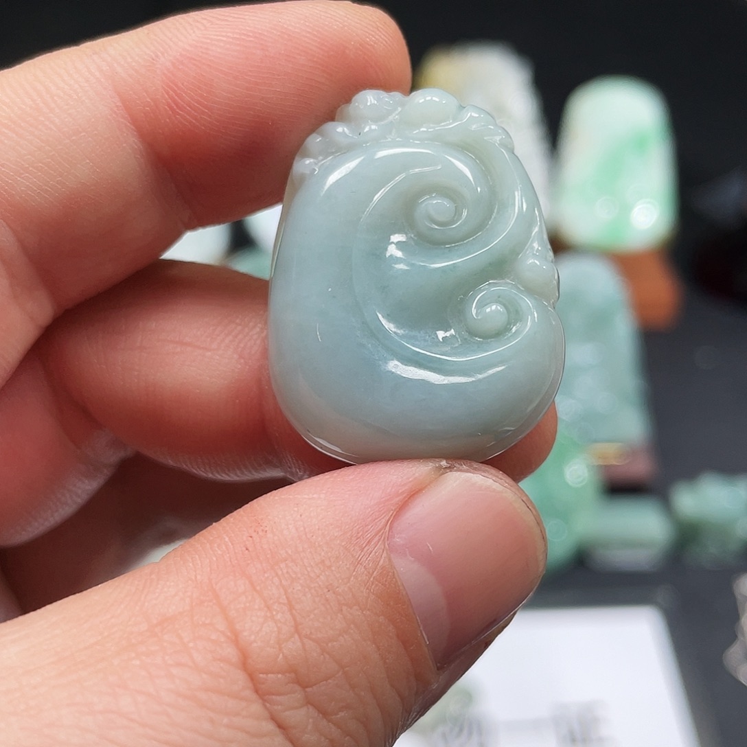 翡翠未镶嵌颈饰如意