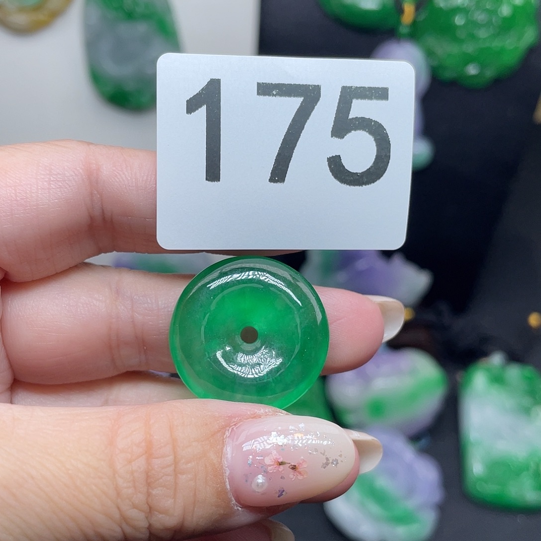 翡翠未镶嵌吊坠(赠链)