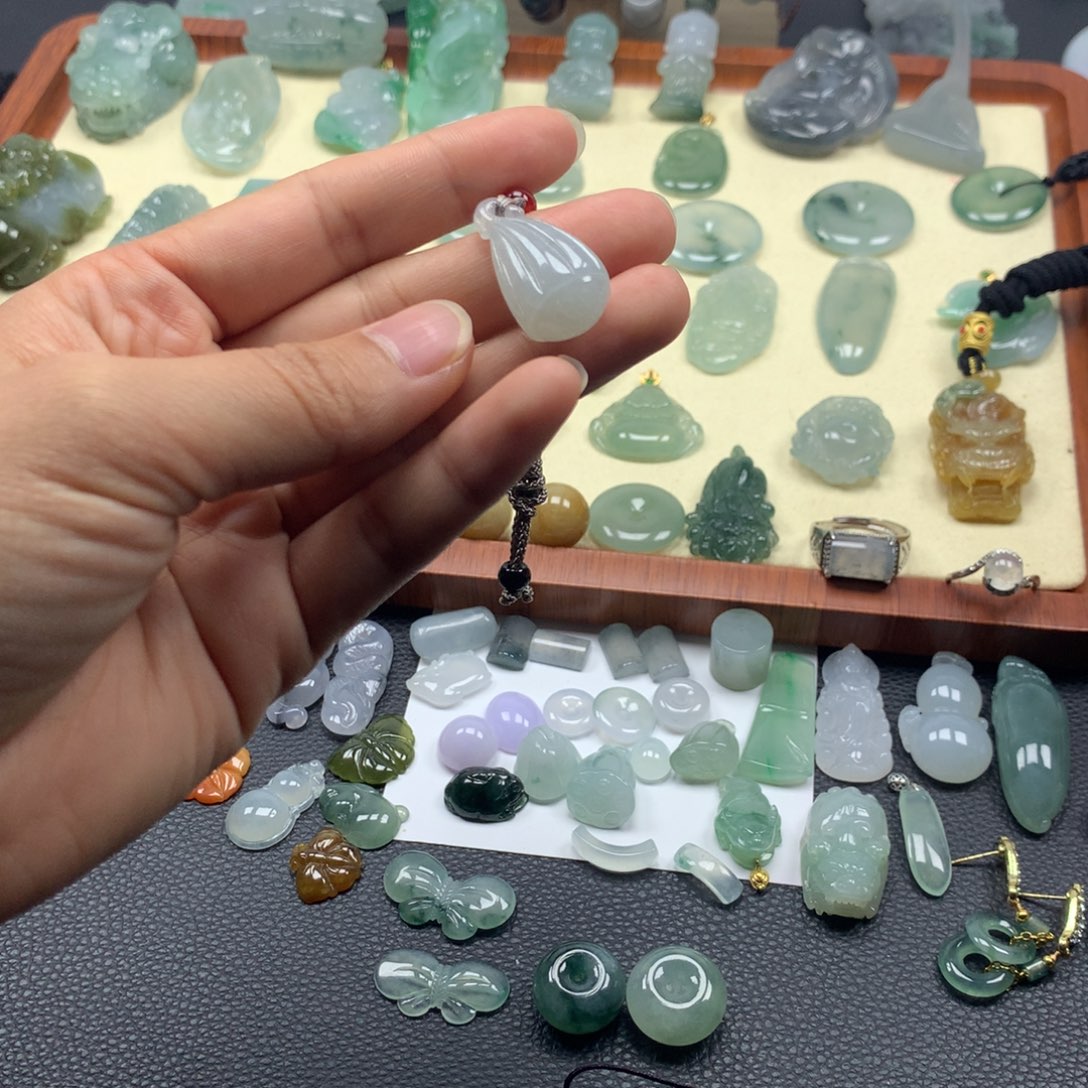 翡翠颈饰未镶嵌莲蓬