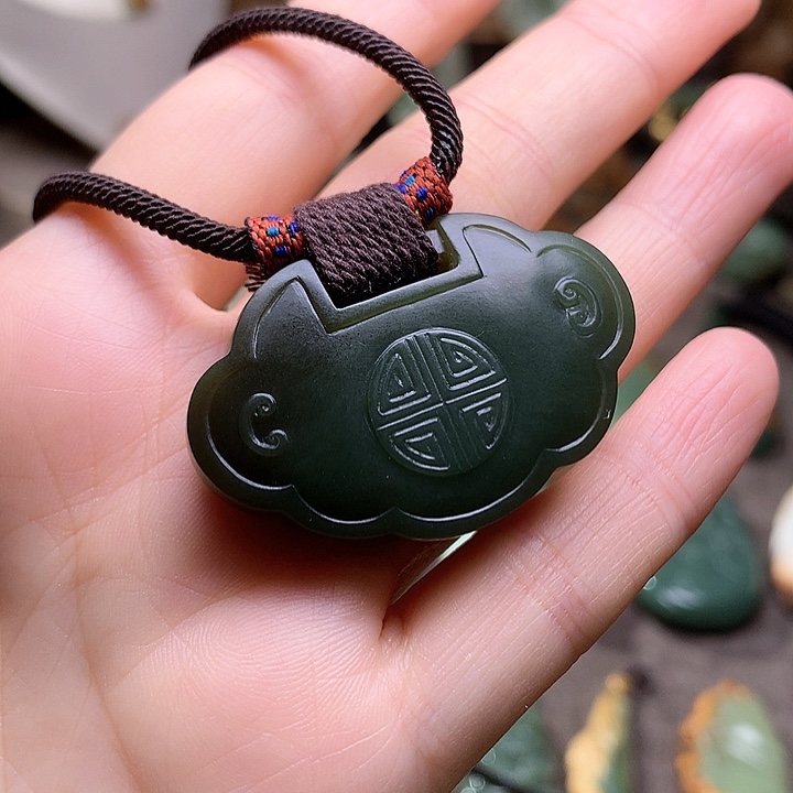 岫岩老玉（透闪石质玉）挂件未镶嵌逢**吉