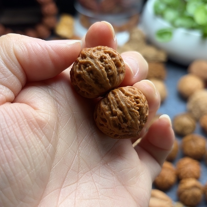 文玩核桃把件珊瑚纹八棱手捻1763