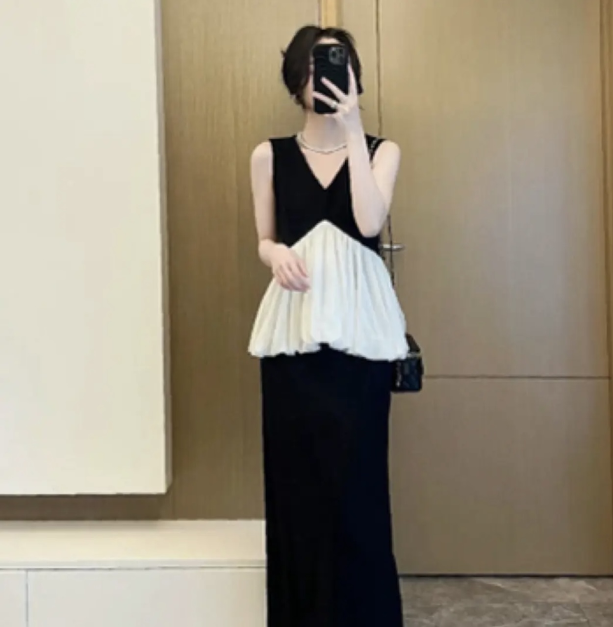 法式气质黑色v领拼接无袖背心上衣女夏季高腰显瘦半身裙两件套